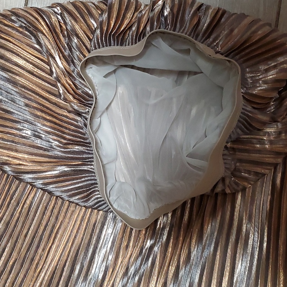Medium Mid-Length Skirt with Gold and Silver Pleats - Picture 4 of 4